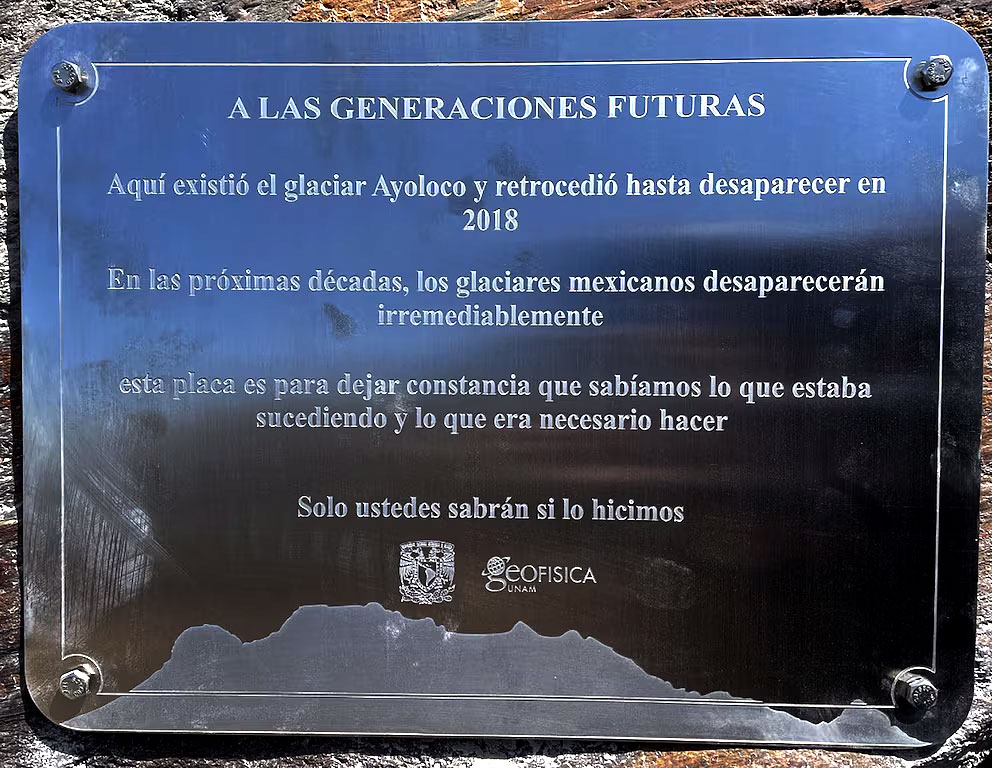 Bronzetafel am Iztaccíhuatl mit der Aufschrift: An die zukünftigen Generationen. Hier existierte der Ayoloco-Gletscher und zog sich zurück, bis er 2018 verschwand.